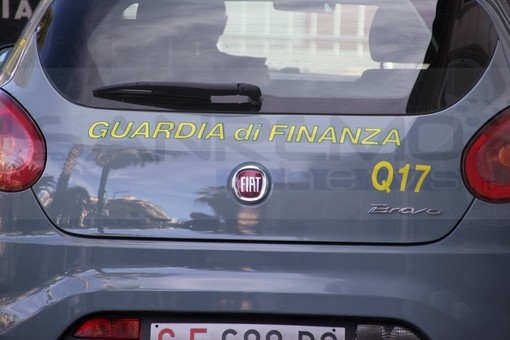 Ventimiglia: la Guardia di Finanza sequestra 250 articoli tra indumenti, calzature e bigiotteria Ventimiglia: la Guardia di Finanza sequestra 250 articoli tra indumenti, calzature e bigiotteria