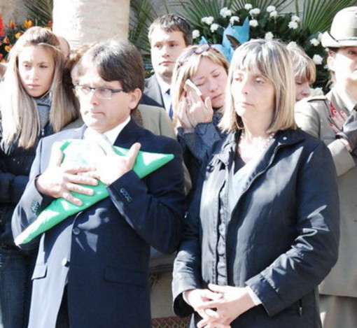 I genitori in uno dei momenti del funerale di Tiziano Chierotti a Taggia.