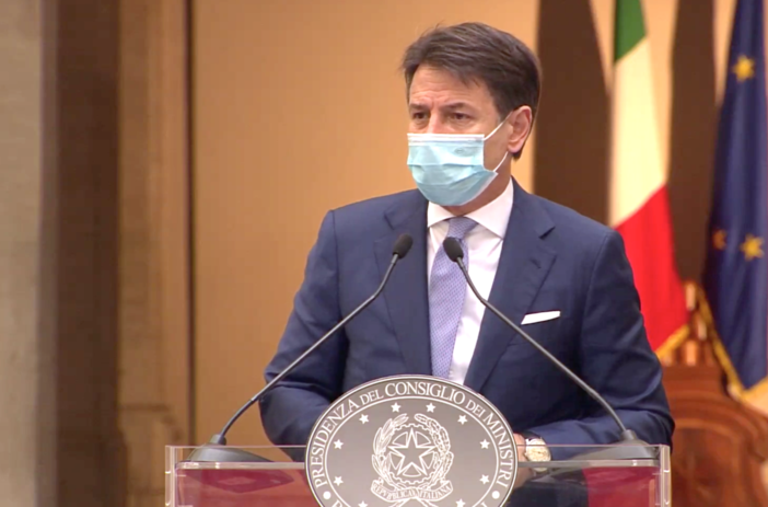 Covid e nuovo DPCM, Conte: "Sacrifici per evitare un secondo lockdown che il Paese non potrebbe permettersi" Covid e nuovo DPCM, Conte: "Sacrifici per evitare un secondo lockdown che il Paese non potrebbe permettersi"