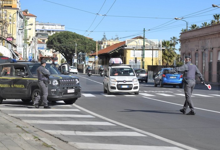Operazione ‘Mecenate’ della Gdf contro il ‘caporalato’: sequestrati beni per 2,2 milioni a un imprenditore di Arma di Taggia (Foto e Video) Operazione ‘Mecenate’ della Gdf contro il ‘caporalato’: sequestrati beni per 2,2 milioni a un imprenditore di Arma di Taggia (Foto e Video)