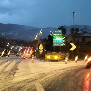 La grandine si abbatte sull'entroterra di Sanremo e ad Arma di Taggia: strade e terreni imbiancati (Foto)