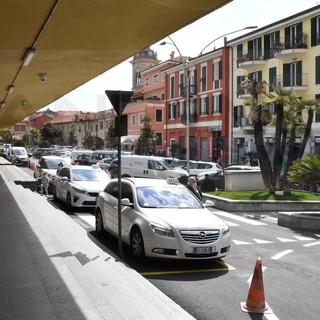 Ventimiglia: assenza di vetture in stazione, i tassisti replicano alla lamentela di una cliente