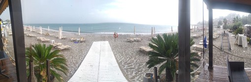 Maltempo oggi sul ponente: ecco la grandine in riva al mare sulla spiaggia di Bussana (Foto)