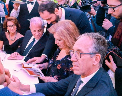 Sanremo: consegnata a Iva Zanicchi la prima copia di "Sanremo Story", libro di Claudio Porchia Sanremo: consegnata a Iva Zanicchi la prima copia di "Sanremo Story", libro di Claudio Porchia