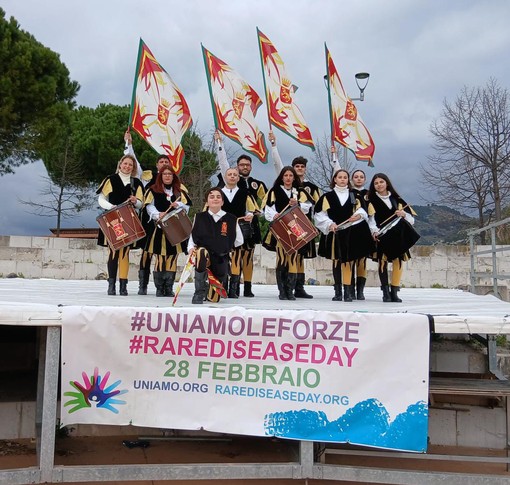 Giornata delle Malattie Rare, il flash mob con gli Sbandieratori e Musici Città di Ventimiglia commuove Camporosso (Foto)