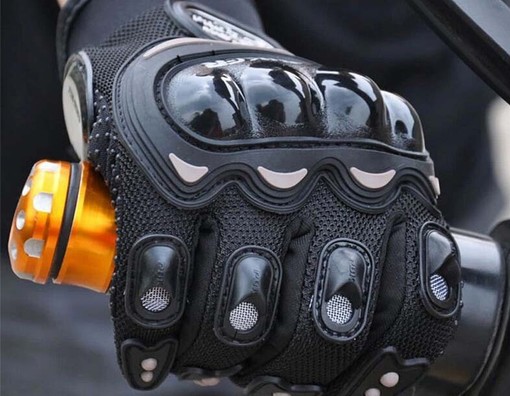 Dal 20 novembre in Francia guanti obbligatori in moto e scooter, si rischiano 68 euro di multa e un punto della patente