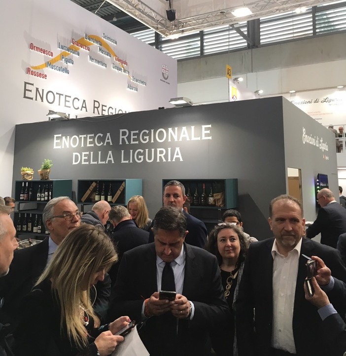 Il governatore Giovanni Toti in visita allo stand della Liguria al Vinitaly (Foto)