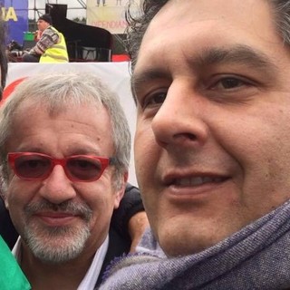 Il Presidente della Regione Liguria Giovanni Toti al 'Family Day' con il Gonfalone della Liguria Il Presidente della Regione Liguria Giovanni Toti al 'Family Day' con il Gonfalone della Liguria