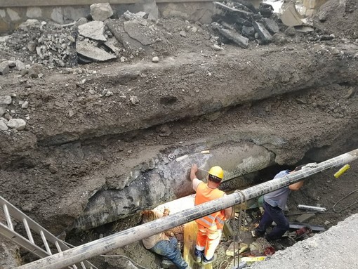 Diano Marina: l'acqua non tornerà prima di questa sera. Operai Amat ancora al lavoro (Foto e Video) Diano Marina: l'acqua non tornerà prima di questa sera. Operai Amat ancora al lavoro (Foto e Video)