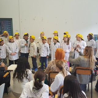 Sanremo: l'Istituto 'Calvino' ha celebrato la Giornata Mondiale della Poesia con “Poetry in music. Ti canto una poesia, ti recito una canzone” (Foto)