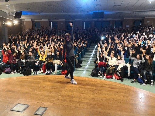 470 studenti imperiesi per la 'lezione' antidroga di Giorgia Benusiglio "Spero che la mia esperienza negativa serva a questi ragazzi, legalizzazione? Per ora utopia" (Foto e video)