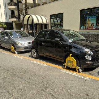 Sanremo: prosegue l'offensiva della Municipale contro i 'furbetti del parcheggio', bloccati anche alcuni francesi Sanremo: prosegue l'offensiva della Municipale contro i 'furbetti del parcheggio', bloccati anche alcuni francesi