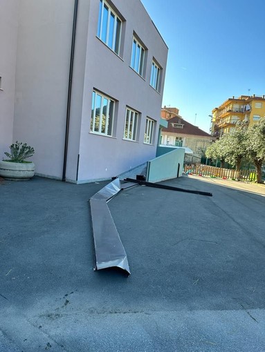 Camporosso, crolla gronda in lamiera dalla scuola nuova. Le mamme dei bimbi: "Vorremo chiarimenti" Camporosso, crolla gronda in lamiera dalla scuola nuova. Le mamme dei bimbi: "Vorremo chiarimenti"