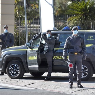 Vivono nel dianese gli imprenditori padre e figlia arrestati per usura dalla Guardia di Finanza