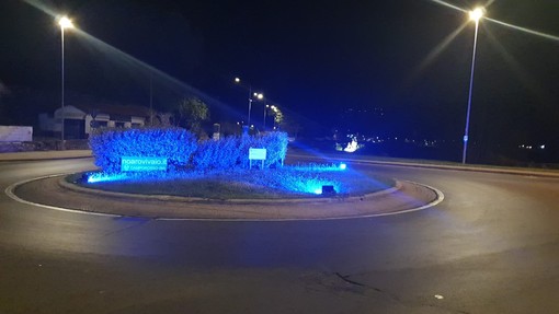 Giornata internazionale della dislessia, Camporosso illumina di turchese la rotonda del Ponte dell’Amicizia (Foto) Giornata internazionale della dislessia, Camporosso illumina di turchese la rotonda del Ponte dell’Amicizia (Foto)