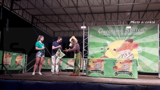Bordighera: ieri la giornata con Geronimo Stilton, consegnata la bandiera 'Uniti per la Terra' al Sindaco (Foto)