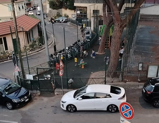 Sanremo, degrado al parco giochi del borgo: cancello aperto, rete strappata e orari senza controllo