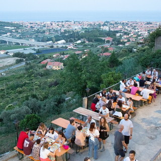 Sabato prossimo torna l'appuntamento con 'Gin nel Borgo': a Diano Castello drink, food & music Sabato prossimo torna l'appuntamento con 'Gin nel Borgo': a Diano Castello drink, food & music