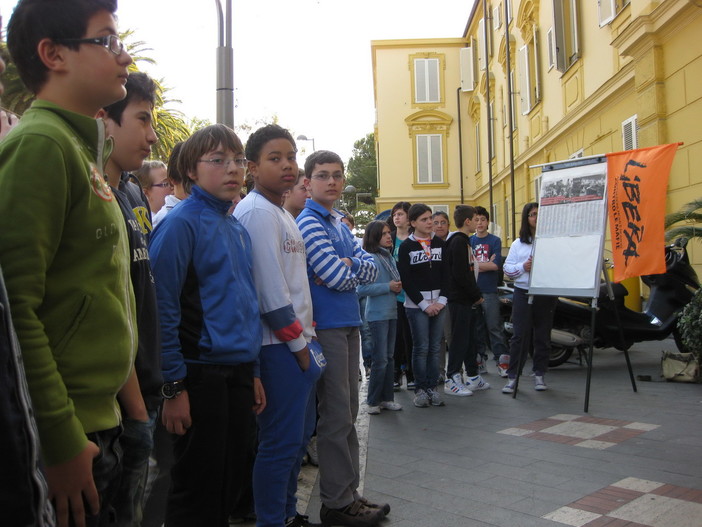 Sanremo: la Scuola Secondaria di I grado 'G. Pascoli' ricorda le vittime innocenti delle mafie. Le foto