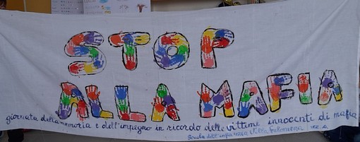 Lo striscione esposto a Villa Palmizi