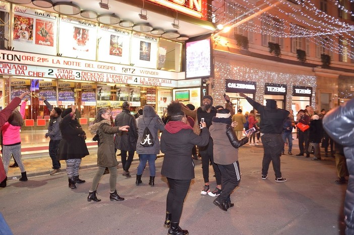 Sanremo: il Gospel nel pieno centro della città, lo spettacolo in via Matteotti ed al mercatino (Foto e Video) Sanremo: il Gospel nel pieno centro della città, lo spettacolo in via Matteotti ed al mercatino (Foto e Video)