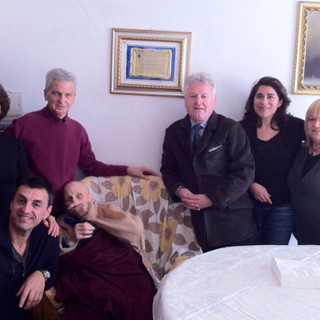 Giovanni Ligato al centro con la famiglia e l'ex Sindaco di Ventimiglia Scullino