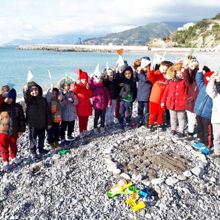 Ventimiglia: questa mattina gli alunni dell'Istituto Comprensivo 'Cavour' sulla spiaggia per la 'Giornata della Memoria' Ventimiglia: questa mattina gli alunni dell'Istituto Comprensivo 'Cavour' sulla spiaggia per la 'Giornata della Memoria'