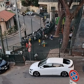 Sanremo, degrado al parco giochi del borgo: cancello aperto, rete strappata e orari senza controllo Sanremo, degrado al parco giochi del borgo: cancello aperto, rete strappata e orari senza controllo