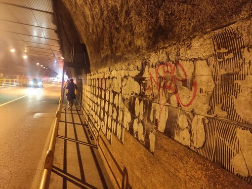 Sanremo: cadono le piastrelle e poche luci accese in galleria Francia, dal Comune "Pronti lavori per 800mila euro" (Foto) Sanremo: cadono le piastrelle e poche luci accese in galleria Francia, dal Comune "Pronti lavori per 800mila euro" (Foto)