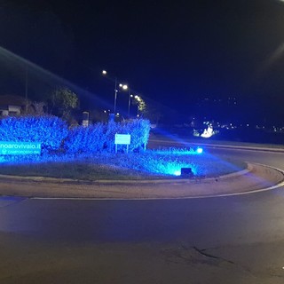 Giornata internazionale della dislessia, Camporosso illumina di turchese la rotonda del Ponte dell’Amicizia (Foto)