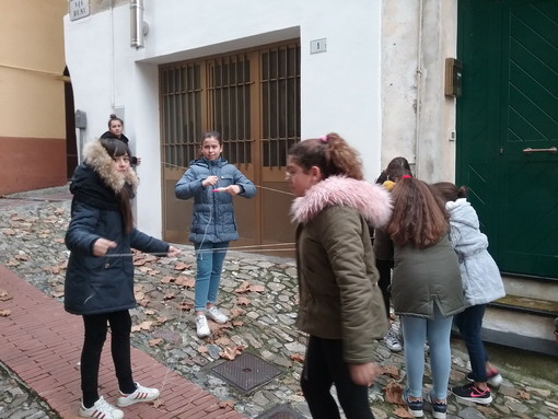 Sanremo: nell'ultimo giorno di scuola prima delle vacanze, gli allievi della Media di Coldirodi prendono le misure della piazza (foto)