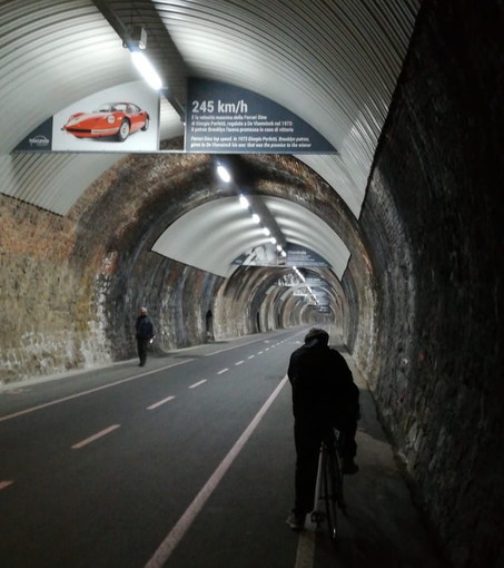 Illuminazione della galleria sulla ciclabile tra Sanremo e Ospedaletti sempre divisa a metà tra buio e luce (Foto)