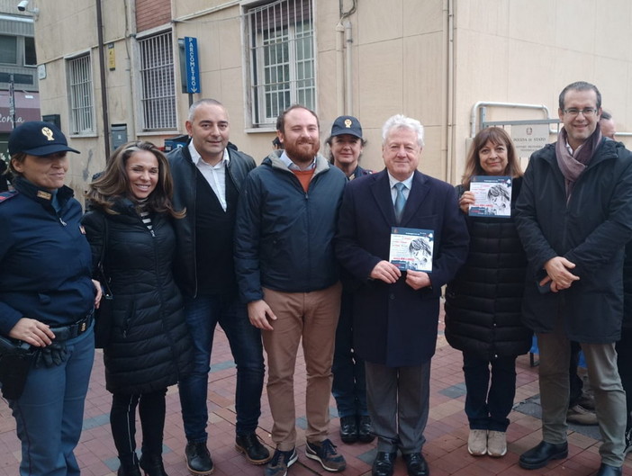 Ventimiglia: il Sindaco Scullino e la Giunta con la Polizia per la giornata contro la violenza sulla donna (Foto)