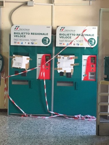 Imperia: biglietterie chiuse ed emettitrici guaste, la protesta dei viaggiatori alla stazione di Porto Maurizio Imperia: biglietterie chiuse ed emettitrici guaste, la protesta dei viaggiatori alla stazione di Porto Maurizio