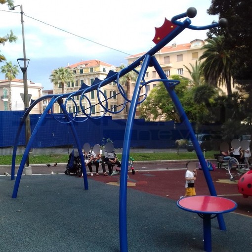 Sanremo: "Quel gioco è pericoloso, per favore rimuovetelo!", l'appello dei genitori per i giardini del quartiere Foce (Foto)