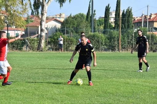 Gianni Bella in azione con la maglia del Cervo FC: sarà il nuovo allenatore dell'Oneglia Calcio