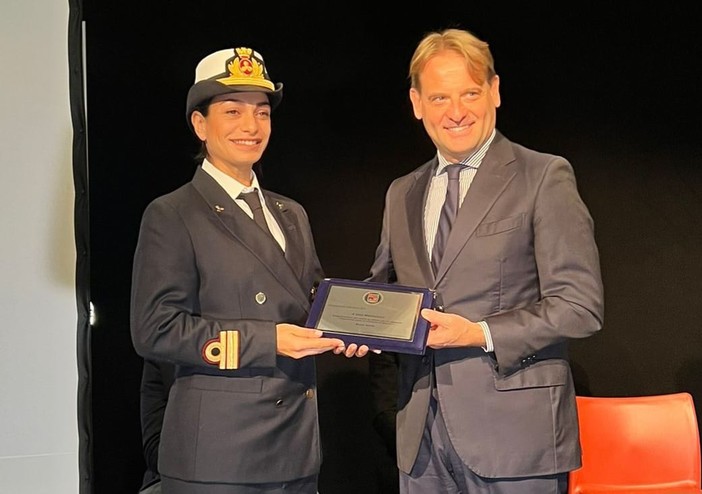L'assessore regionale Scajola premia la prima allieva direttore di macchina al Graduation Day dell'Its Accademia Mercantile L'assessore regionale Scajola premia la prima allieva direttore di macchina al Graduation Day dell'Its Accademia Mercantile
