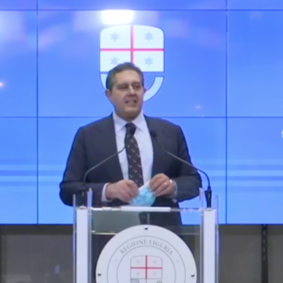 Scuola, superiori ancora "a distanza" per una settimana. Toti: "Riaprirle ora sarebbe stato incoerente"