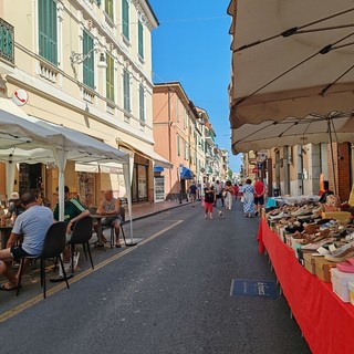 Shopping, gusto e divertimento: domenica tornano Dianaffari e la Giornata Commerciale del Ribasso Shopping, gusto e divertimento: domenica tornano Dianaffari e la Giornata Commerciale del Ribasso
