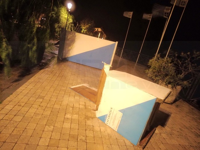 Vento fortissimo su tutta la provincia: a Seborga cadono rami e distruggono le garitte in legno (Foto) Vento fortissimo su tutta la provincia: a Seborga cadono rami e distruggono le garitte in legno (Foto)