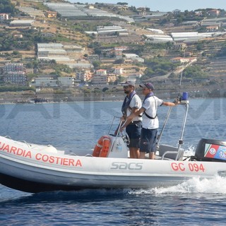 Sanremo: 74enne accusa un malore in mare davanti ai bagni Paradiso, intervento di Guardia Costiera e 118
