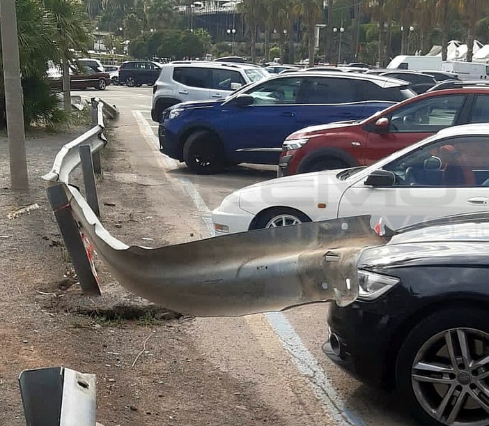 Sanremo: guard-rail divelto in piazzale Dapporto, pessimo biglietto da visita e gravi pericoli per tutti (Foto) Sanremo: guard-rail divelto in piazzale Dapporto, pessimo biglietto da visita e gravi pericoli per tutti (Foto)
