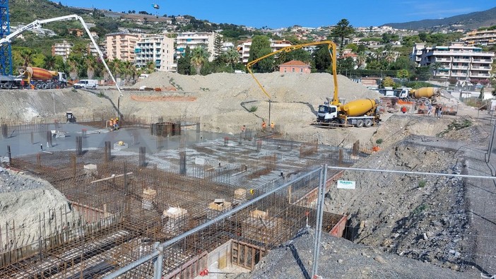 Sanremo: dalle 4 di questa mattina avviata la gettata di cemento per la 'base' del Palazzetto dello Sport (Foto e Video)