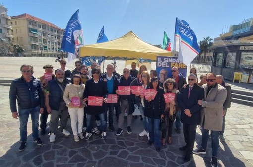 Sanremo: grande successo del gazebo di Fratelli d'Italia nel weekend in piazza Colombo Sanremo: grande successo del gazebo di Fratelli d'Italia nel weekend in piazza Colombo