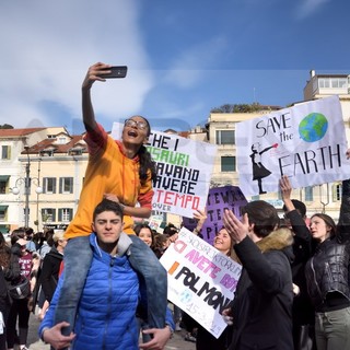 Anche a Sanremo la manifestazione ‘Global Strike For Future’: centinaia di studenti al grido di 'Il futuro siamo noi' (Foto e Video)