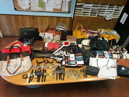 Ventimiglia: non si ferma la lotta alla contraffazione, la Municipale sequestra oltre 220 griffe fasulle (Foto)