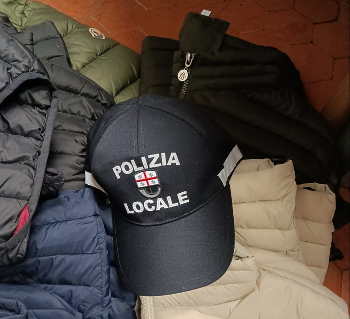 Sanremo: propone griffes fasulle con le foto sullo smartphone, ma viene bloccato quando va a prendere la merce Sanremo: propone griffes fasulle con le foto sullo smartphone, ma viene bloccato quando va a prendere la merce
