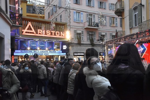 Sanremo, vuole accedere al Green carpet con falso pass: denunciato dalla polizia