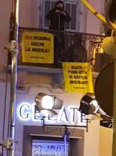 Sanremo: attacco di Greenpeace al Festival, 10 attivisti si sdraiano davanti all'Ariston, tutti fermati Sanremo: attacco di Greenpeace al Festival, 10 attivisti si sdraiano davanti all'Ariston, tutti fermati