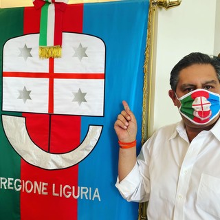 Il presidente della Regione presenta la mascherina con i colori della Liguria donata da Aidda e la sanremese Daphnè